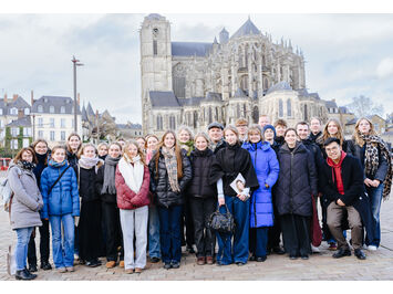Gruppenfoto Le Mans_vor der Kathedrale